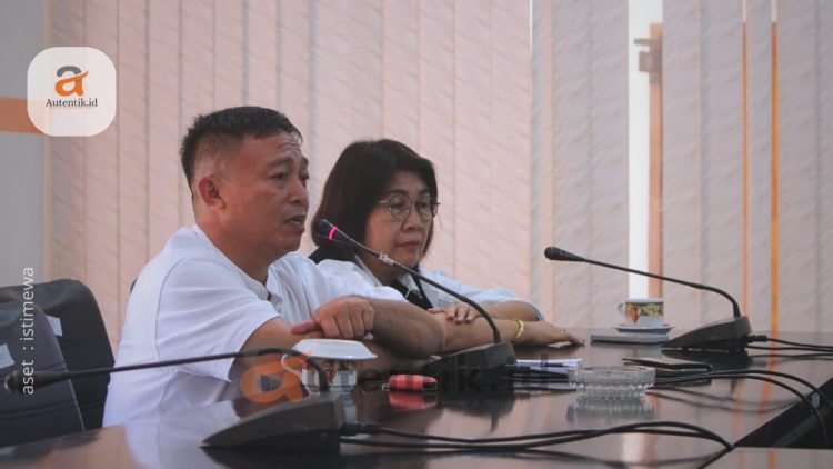 Ketua Komisi II DPRD Kabupaten Pohuwato, Rizal Thaib Pasuma didampingi Anggota, Jenni Ema Tulung.