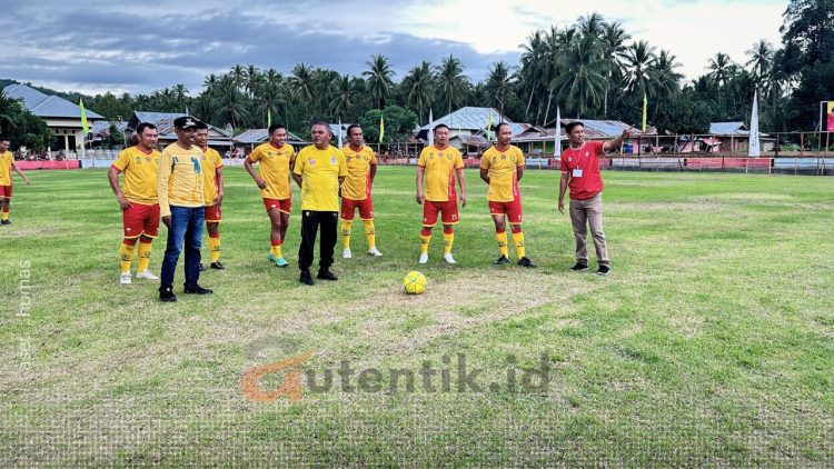 Kick off Bersinar Cup oleh Ketua DPRD Kabupaten Pohuwato, Nasir Giasi.