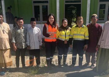 Manajemen PGP saat menyerahkan bantuan pembangunan Masjid Nurul Iman, Desa Hulawa, Kecamatan Buntulia, Kabupaten Pohuwato, Gorontalo.
