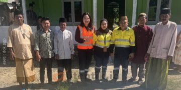Manajemen PGP saat menyerahkan bantuan pembangunan Masjid Nurul Iman, Desa Hulawa, Kecamatan Buntulia, Kabupaten Pohuwato, Gorontalo.