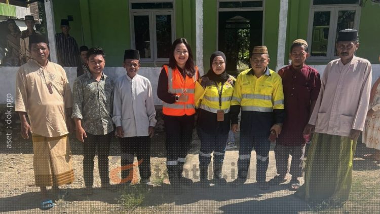 Manajemen PGP saat menyerahkan bantuan pembangunan Masjid Nurul Iman, Desa Hulawa, Kecamatan Buntulia, Kabupaten Pohuwato, Gorontalo.