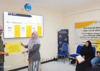Direktur Pani Gold Project Boyke, menyerahkan bantuan kepada Mahasiswa KKN UNG, Jumat (10/5/2024).