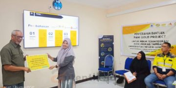 Direktur Pani Gold Project Boyke, menyerahkan bantuan kepada Mahasiswa KKN UNG, Jumat (10/5/2024).