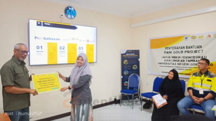Direktur Pani Gold Project Boyke, menyerahkan bantuan kepada Mahasiswa KKN UNG, Jumat (10/5/2024).
