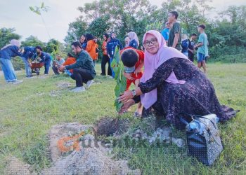 Kolaborasi program penghijauan Pani Gold Project - Mahasiswa UNG.