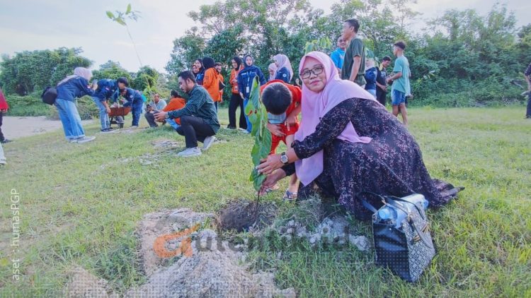 Kolaborasi program penghijauan Pani Gold Project - Mahasiswa UNG.