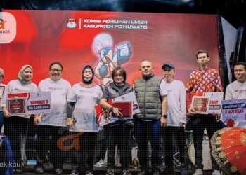 Indrawati Saleh (tengah) saat menerima penghargaan pemenang sayembara desain maskot KPU Pohuwato.