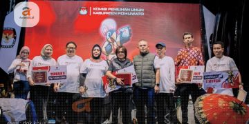 Indrawati Saleh (tengah) saat menerima penghargaan pemenang sayembara desain maskot KPU Pohuwato.