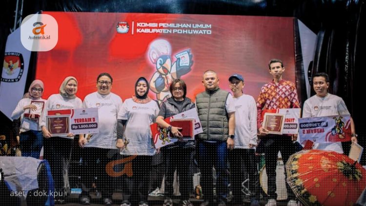 Indrawati Saleh (tengah) saat menerima penghargaan pemenang sayembara desain maskot KPU Pohuwato.