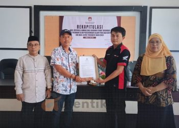 Ketua KPU Kabupaten Pohuwato, Firman Ikhwan didampingi anggota saat menyerahkan rekapitulasi hasil Vermin dokumen syarat dukungan bakal calon perseorangan.