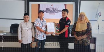 Ketua KPU Kabupaten Pohuwato, Firman Ikhwan didampingi anggota saat menyerahkan rekapitulasi hasil Vermin dokumen syarat dukungan bakal calon perseorangan.