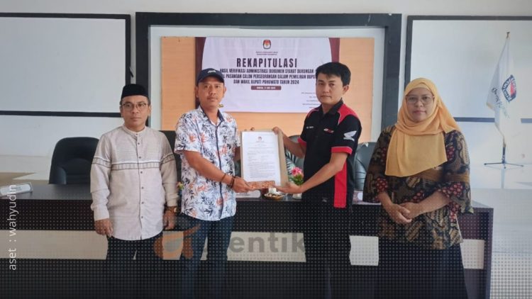 Ketua KPU Kabupaten Pohuwato, Firman Ikhwan didampingi anggota saat menyerahkan rekapitulasi hasil Vermin dokumen syarat dukungan bakal calon perseorangan.