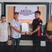 Ketua KPU Kabupaten Pohuwato, Firman Ikhwan didampingi anggota saat menyerahkan rekapitulasi hasil Vermin dokumen syarat dukungan bakal calon perseorangan.