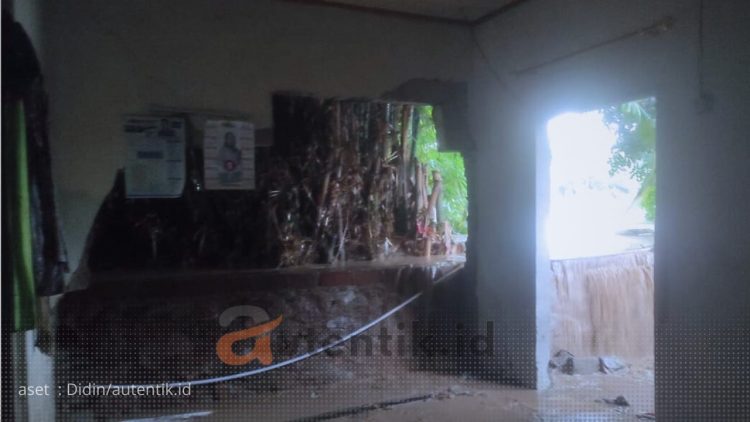 Jebol, kondisi bangunan rumah warga terdampak banjir di Kelurahan Hunggaluwa, Kecamatan Limboto, Gorontalo.