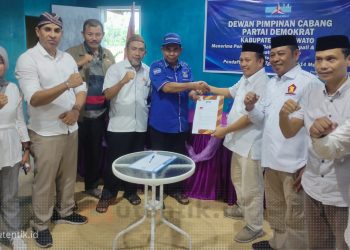 Desk Pilkada DPC Demokrat Pohuwato saat menerima dokumen pendaftaran bakal calon Bupati Saipu A. Mbuinga, Selasa (14/5/2024).
