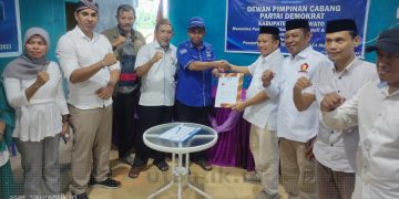 Desk Pilkada DPC Demokrat Pohuwato saat menerima dokumen pendaftaran bakal calon Bupati Saipu A. Mbuinga, Selasa (14/5/2024).