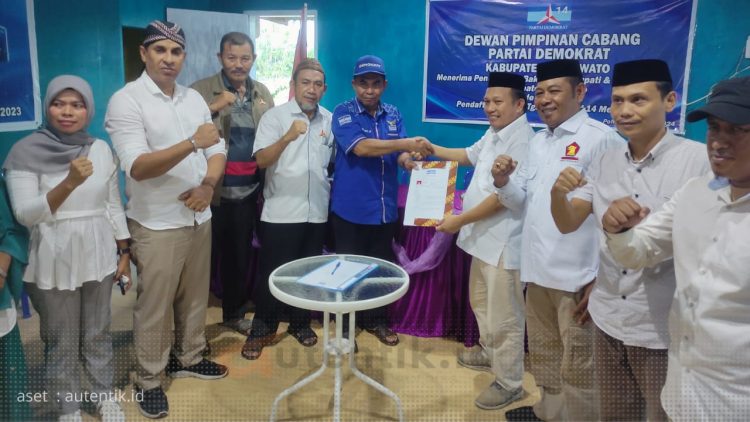 Desk Pilkada DPC Demokrat Pohuwato saat menerima dokumen pendaftaran bakal calon Bupati Saipu A. Mbuinga, Selasa (14/5/2024).