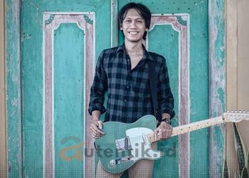Eross Candra Gitaris Sheila On 7 saat memegang sebuah gitar Fender Telecaster limited edition miliknya