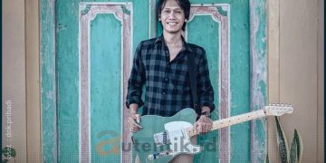Eross Candra Gitaris Sheila On 7 saat memegang sebuah gitar Fender Telecaster limited edition miliknya
