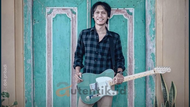 Eross Candra Gitaris Sheila On 7 saat memegang sebuah gitar Fender Telecaster limited edition miliknya