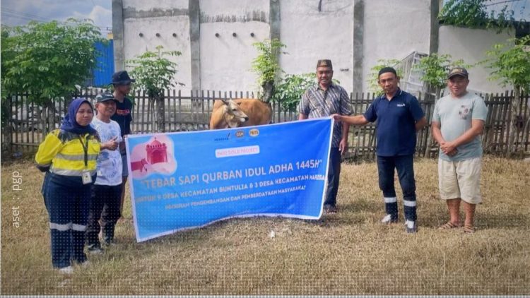 "Tebar hewan qurban" Pani Gold Project di salah satu masjid desa lingkar tambang, Hulawa, Kecamatan Buntulia.