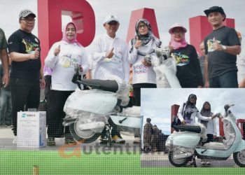 Rusmi, saat menerima hadiah utama undian BSG di Festival Pantai Pohon Cinta 2024, Jumat (28/6/2024).