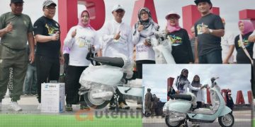 Rusmi, saat menerima hadiah utama undian BSG di Festival Pantai Pohon Cinta 2024, Jumat (28/6/2024).