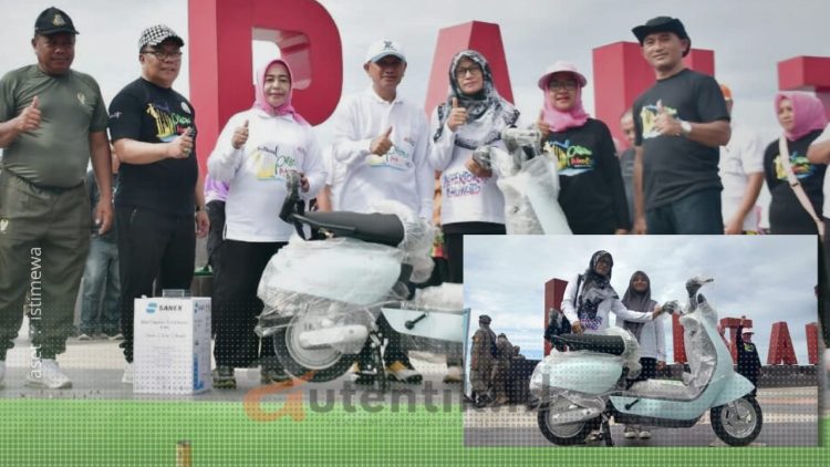 Rusmi, saat menerima hadiah utama undian BSG di Festival Pantai Pohon Cinta 2024, Jumat (28/6/2024).