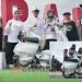Rusmi, saat menerima hadiah utama undian BSG di Festival Pantai Pohon Cinta 2024, Jumat (28/6/2024).