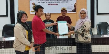 KPU Pohuwato saat menerima dokumen perbaikan bakal pasangan calon perseorangan.