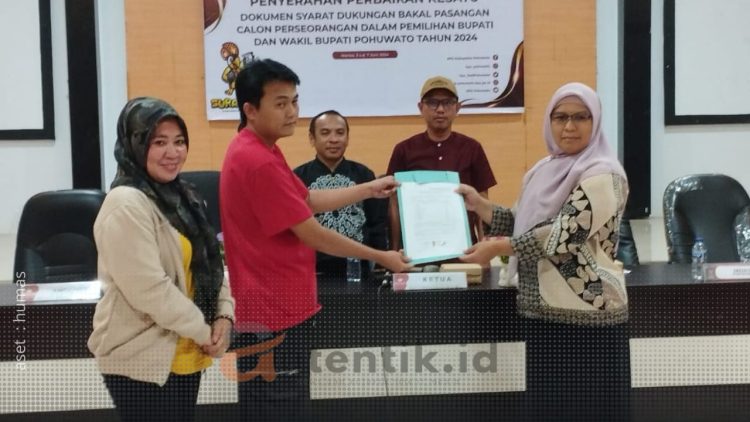 KPU Pohuwato saat menerima dokumen perbaikan bakal pasangan calon perseorangan.