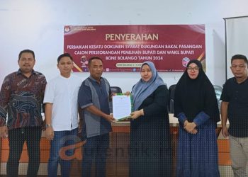 KPU Bone Bolango saat menerima dokumen perbaikan dukungan Bapaslon jalur perseorangan untuk Pilkada, Jumat (6/6/2024).
