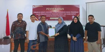 KPU Bone Bolango saat menerima dokumen perbaikan dukungan Bapaslon jalur perseorangan untuk Pilkada, Jumat (6/6/2024).
