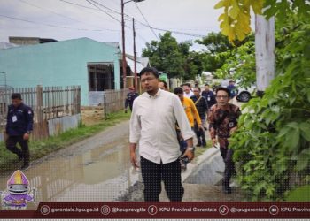 Anggota KPU RI, Idham Holik, saat melakukan monitoring pelaksanaan Verfak dukungan perseorangan Kota Gorontalo, Sabtu (22/6/2024).