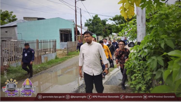 Anggota KPU RI, Idham Holik, saat melakukan monitoring pelaksanaan Verfak dukungan perseorangan Kota Gorontalo, Sabtu (22/6/2024).