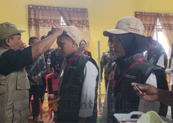 Anggota KPU Kabupaten Pohuwato, Iskandar Ibrahim saat melantik Pantarlih Kecamatan Lemito, Senin (24/6/2024).