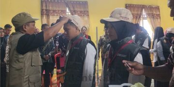 Anggota KPU Kabupaten Pohuwato, Iskandar Ibrahim saat melantik Pantarlih Kecamatan Lemito, Senin (24/6/2024).