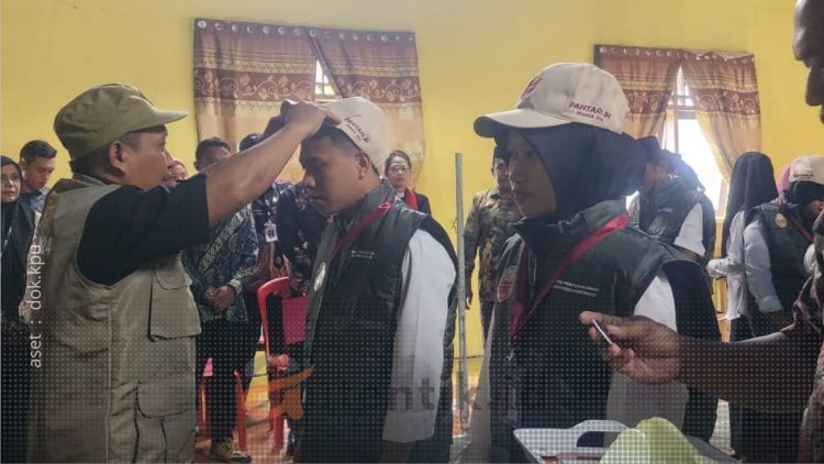 Anggota KPU Kabupaten Pohuwato, Iskandar Ibrahim saat melantik Pantarlih Kecamatan Lemito, Senin (24/6/2024).