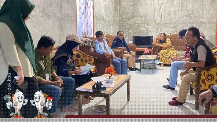 KPU Kabupaten Gorontalo saat melakukan monitoring pelaksanaan Coklit di sejumlah kecamatan, Sabtu (29/6/2024).