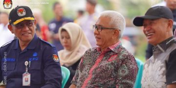 Deputi Bidang Dukungan Teknis KPU RI, Eberta Kawima, bersama Pj Gubernur Gorontalo dan Bupati Pohuwato saat memantau pelaksanaan PSU, Sabtu (13/7/2024).