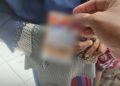 Salah satu warga menunjukkan bukti dugaan pelanggaran pemilu, Sabtu (13/7/2024).