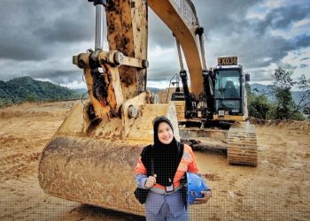 Felni Ruiba, perempuan Pohuwato pertama sebagai operator Excavator di Proyek Emas Pani.