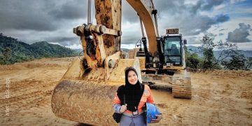 Felni Ruiba, perempuan Pohuwato pertama sebagai operator Excavator di Proyek Emas Pani.
