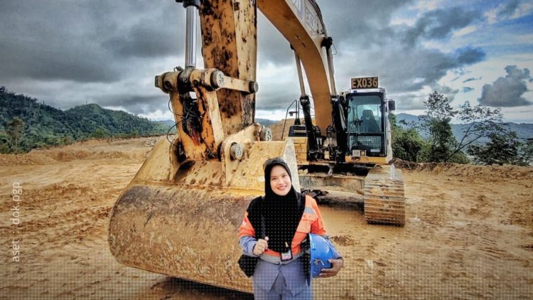 Felni Ruiba, perempuan Pohuwato pertama sebagai operator Excavator di Proyek Emas Pani.