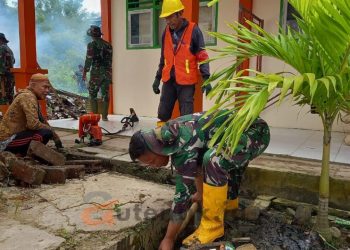 Nampak sejumlah personil TNI, tokoh masyarakat dan karyawan Pani Gold Project sedang membersihkan salah satu fasilitas pendidikan di Kecamatan Buntulia, Kabupaten Pohuwato.
