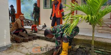Nampak sejumlah personil TNI, tokoh masyarakat dan karyawan Pani Gold Project sedang membersihkan salah satu fasilitas pendidikan di Kecamatan Buntulia, Kabupaten Pohuwato.