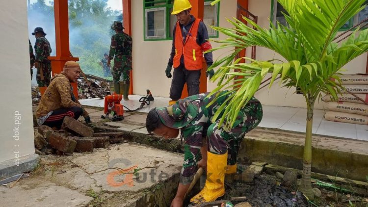 Nampak sejumlah personil TNI, tokoh masyarakat dan karyawan Pani Gold Project sedang membersihkan salah satu fasilitas pendidikan di Kecamatan Buntulia, Kabupaten Pohuwato.