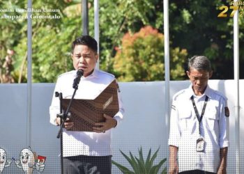 Ketua KPU, Roy Hamrain, saat memimpin apel rutin di lingkungan KPU Kabupaten Gorontalo, Senin (3/6/2024).