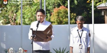 Ketua KPU, Roy Hamrain, saat memimpin apel rutin di lingkungan KPU Kabupaten Gorontalo, Senin (3/6/2024).