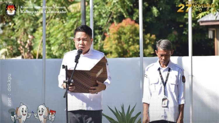 Ketua KPU, Roy Hamrain, saat memimpin apel rutin di lingkungan KPU Kabupaten Gorontalo, Senin (3/6/2024).